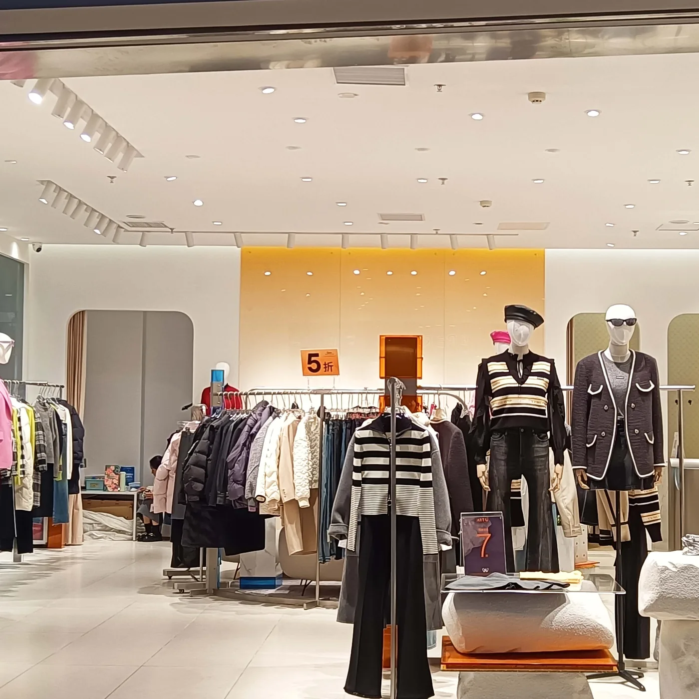 Integrating IoT and Lighting: The Rise of Connected Commercial Spaces