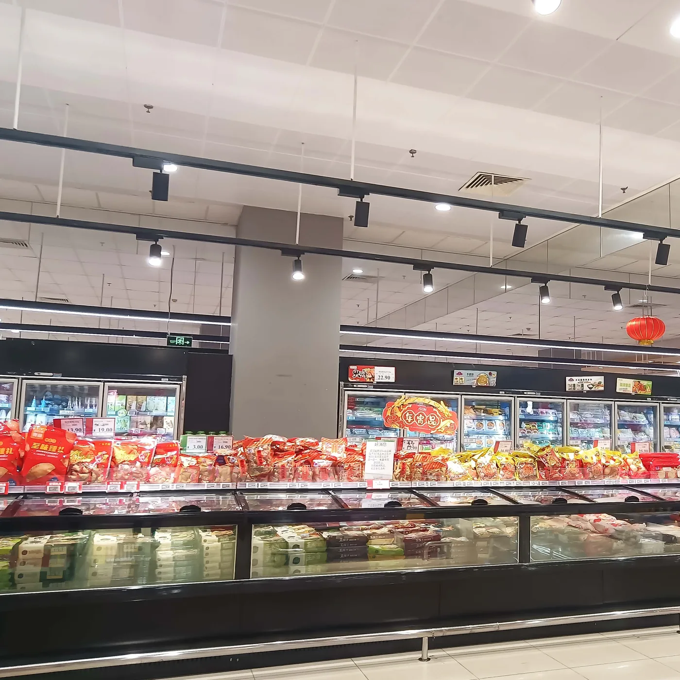 Solar-Powered Commercial Lighting: Innovations and Challenges in Outdoor Applications
